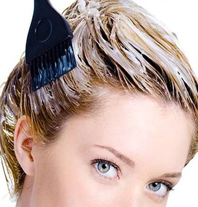 Benieuwd hoe lang je permanente kleuring blijft zonder bijwerking? Deze handige gids geeft je raad om je kleuring te maximaliseren en wanneer een extraatje nodig is.